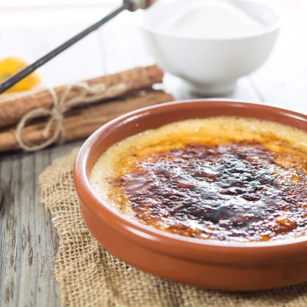 crème catalane spécialités culinaires catalanes Sainte-Marie-la-Mer camping de la plage