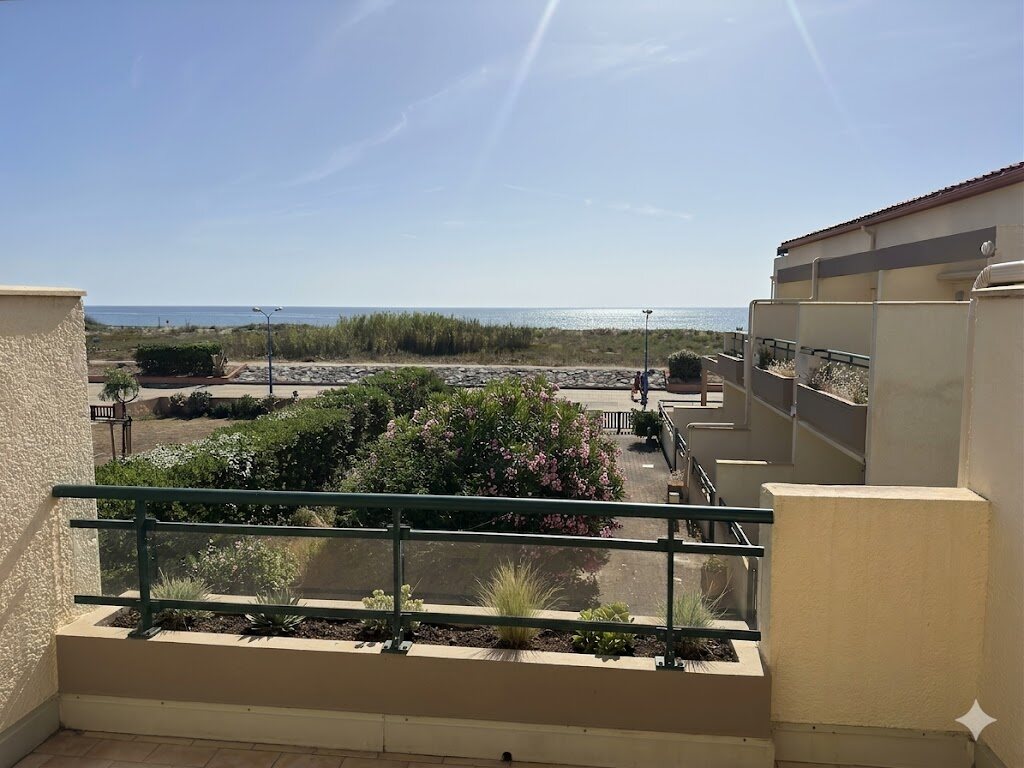 Les Rives Bleues — trois appartements face à la mer 1 Vue mer depuis la terrasse d'un appartement Les Rives Bleues à Sainte-Marie-la-Mer